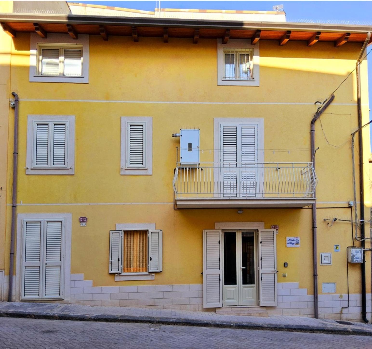 Al Cortile Del Pozzo Lägenhet Delia Exteriör bild